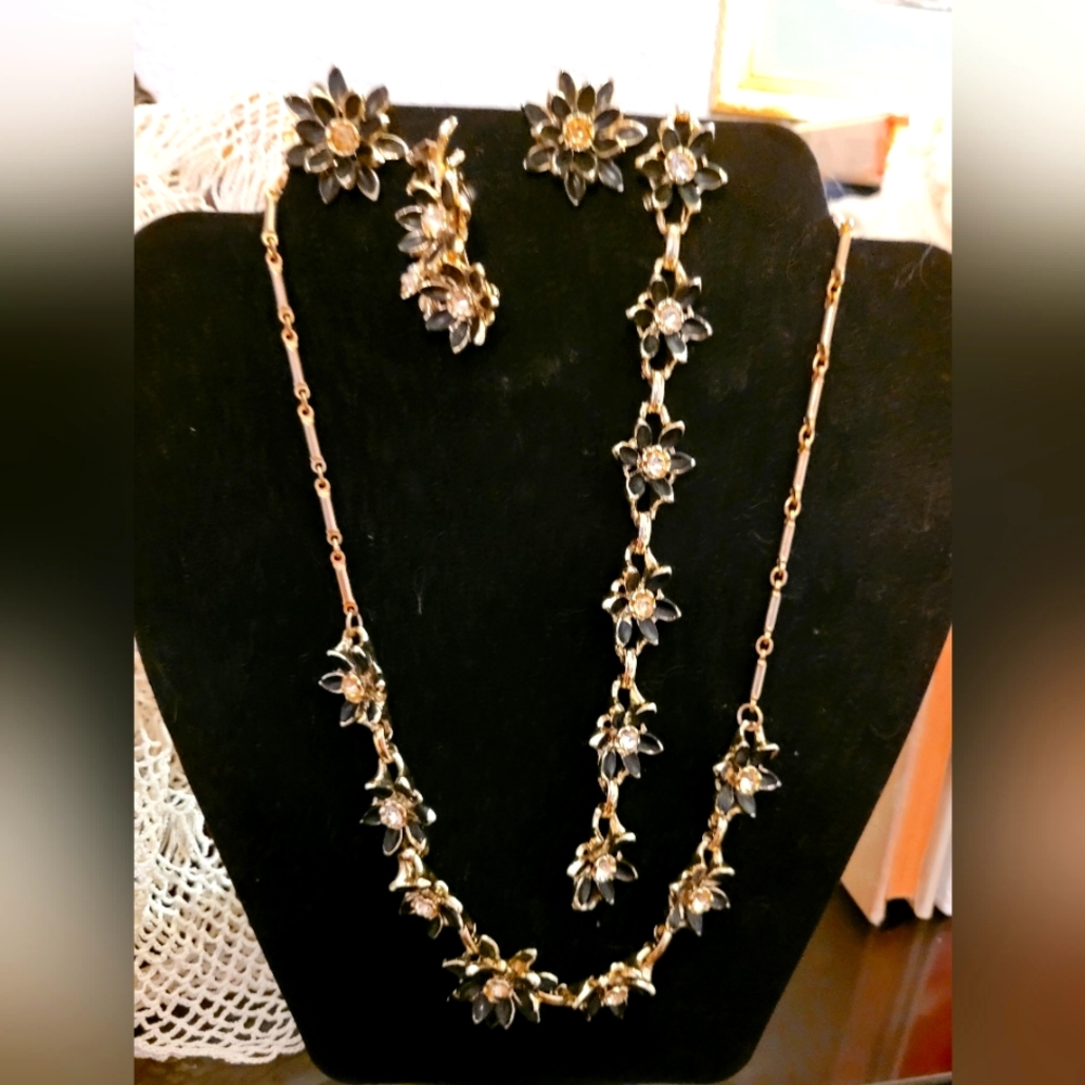 Beautiful Goldtone 5 piece Flower Set